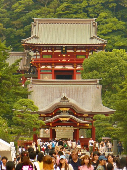 鎌倉: 壮大な鶴岡八幡宮は観光の人がいっぱい