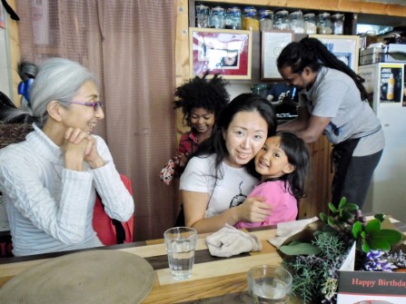 名古屋：カフェ･パハナにて、香織さんとお子さんたちと私の還暦祝い