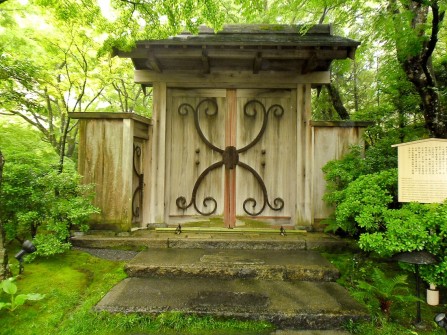 ATAMI - Impressive gate at the Japanese gardens at MOA