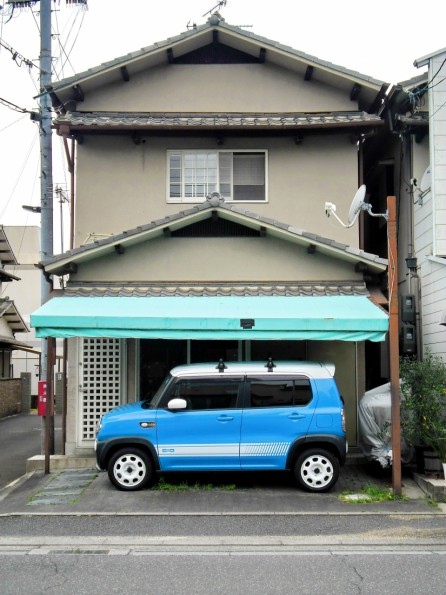 奈良：狭小な敷地に完璧な駐車